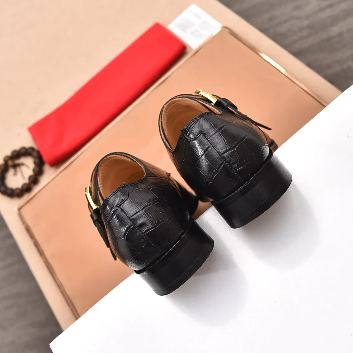 Men's shoes 💰560 (high-end, all cowhide) GUCCI high-end formal leather shoes, original imported fabrics from Italy, cowhide lining, original hardware. I believe you will be struck by it from the first moment you see it. The avant-garde atmosphere can no longer fully interpret its elegance. AAA grade rubber outsole, super comfortable. Original counter last, ensuring its original version and quality. The simple upper ensures its comfort and breathability. A pair of truly good shoes has its own unique soul, famous quality, regular size 38-44 (45 46 customized)